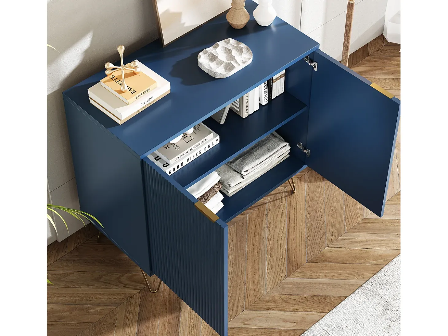 Aparador de Duas Portas em Azul Marinho com Pés Dourados – Design Moderno e Elegante