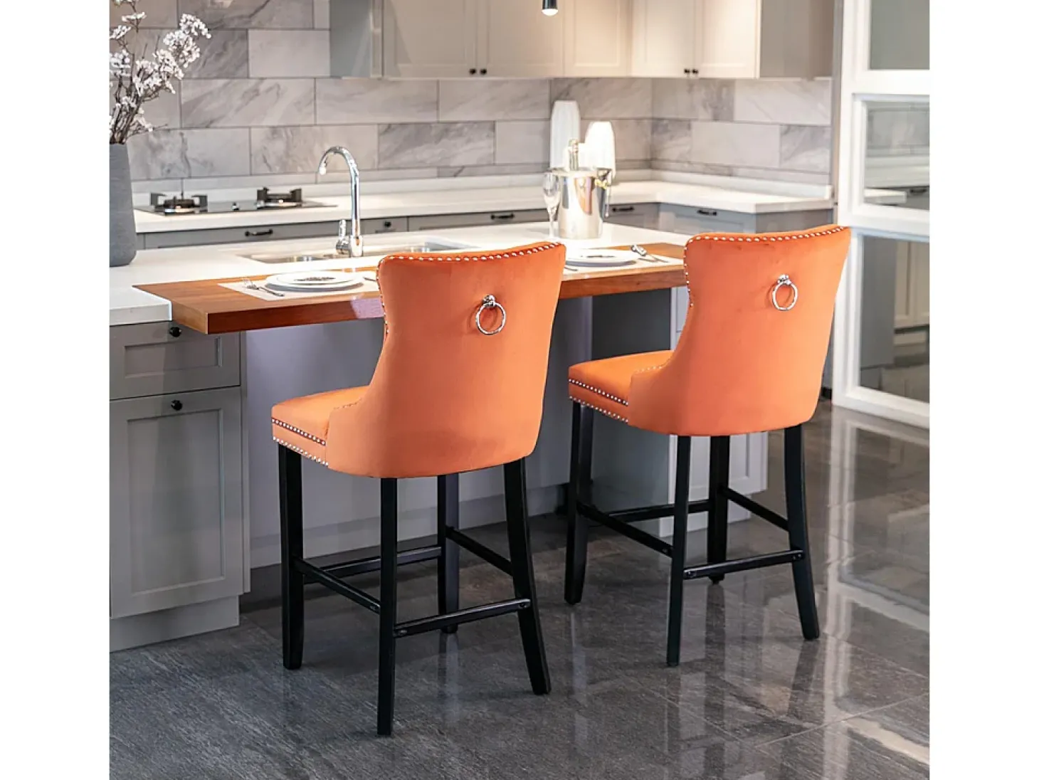 Bancos de bar estofados, conjunto de 2 Com rebites decorativos e pés em madeira Acabamento cromado com rebites Revestimento em veludo, laranja