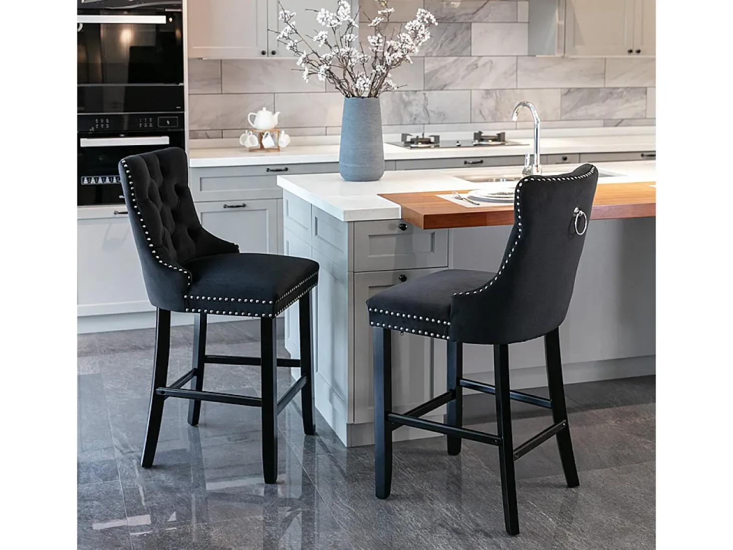 Bancos de bar estofados, conjunto de 2 Com rebites decorativos e pés em madeira Acabamento cromado com rebites Revestimento em veludo preto