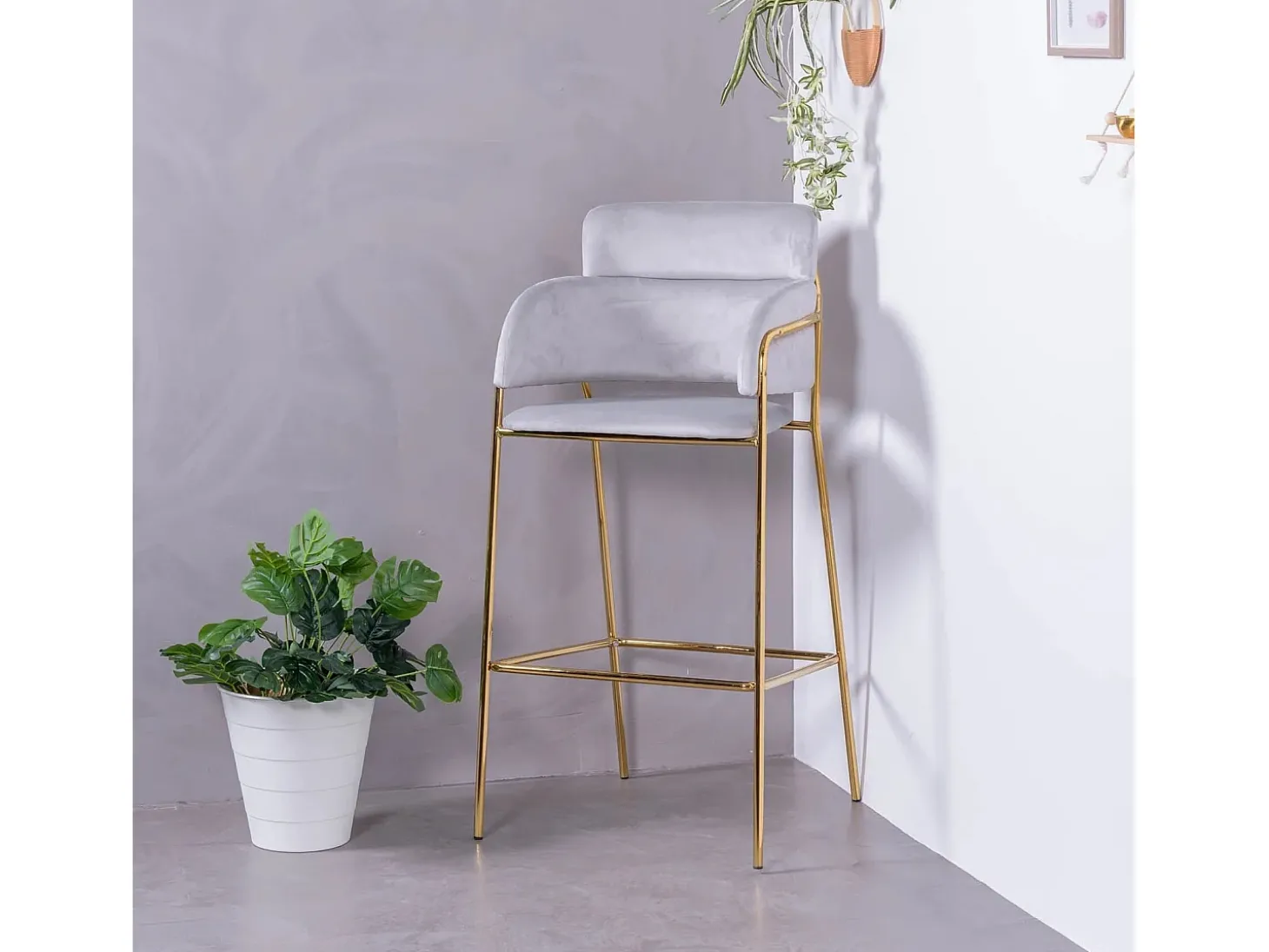 Banqueta de design estofada em veludo e pernas douradas - Cruiser - Cinza