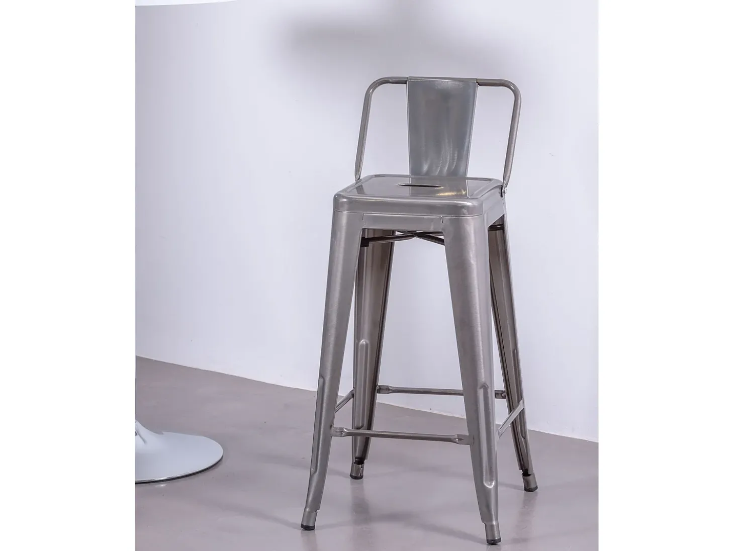 Banqueta industrial de metal com encosto baixo (66cm) - Bistro - Metal