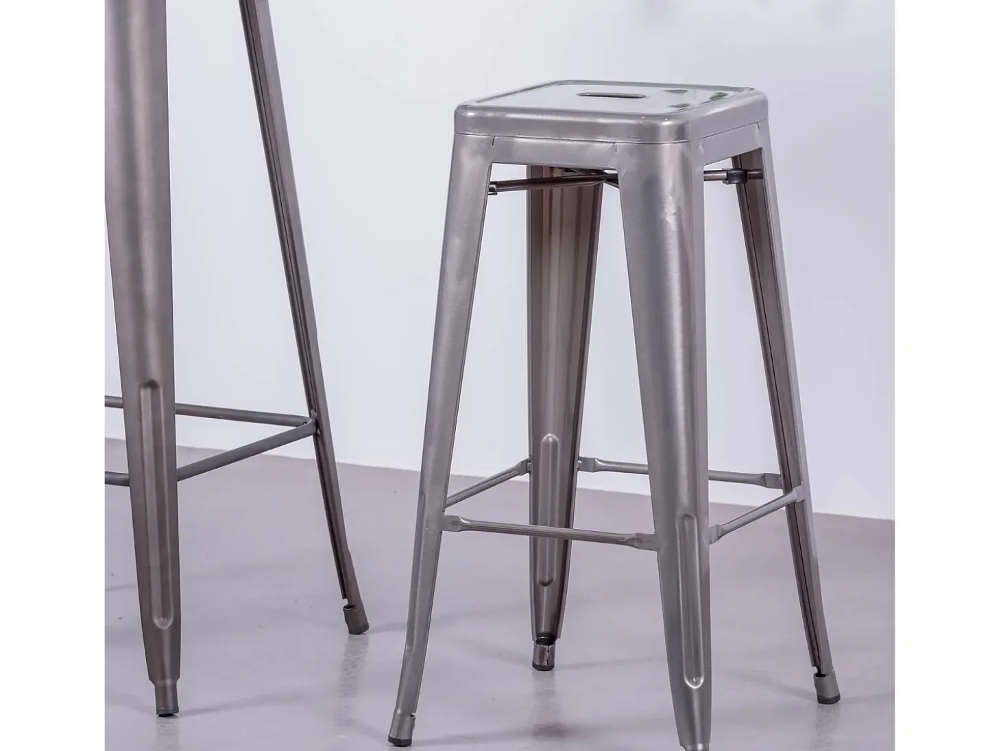 Banqueta industrial empilhável em aço metalizado (76cm) - Bistro - Metal