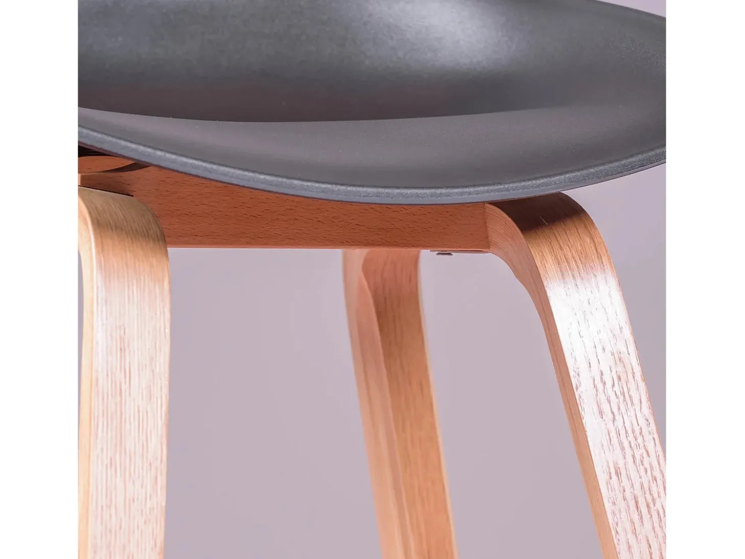 Banqueta nórdica com pernas em faia (63cm) - Daxer - Preto