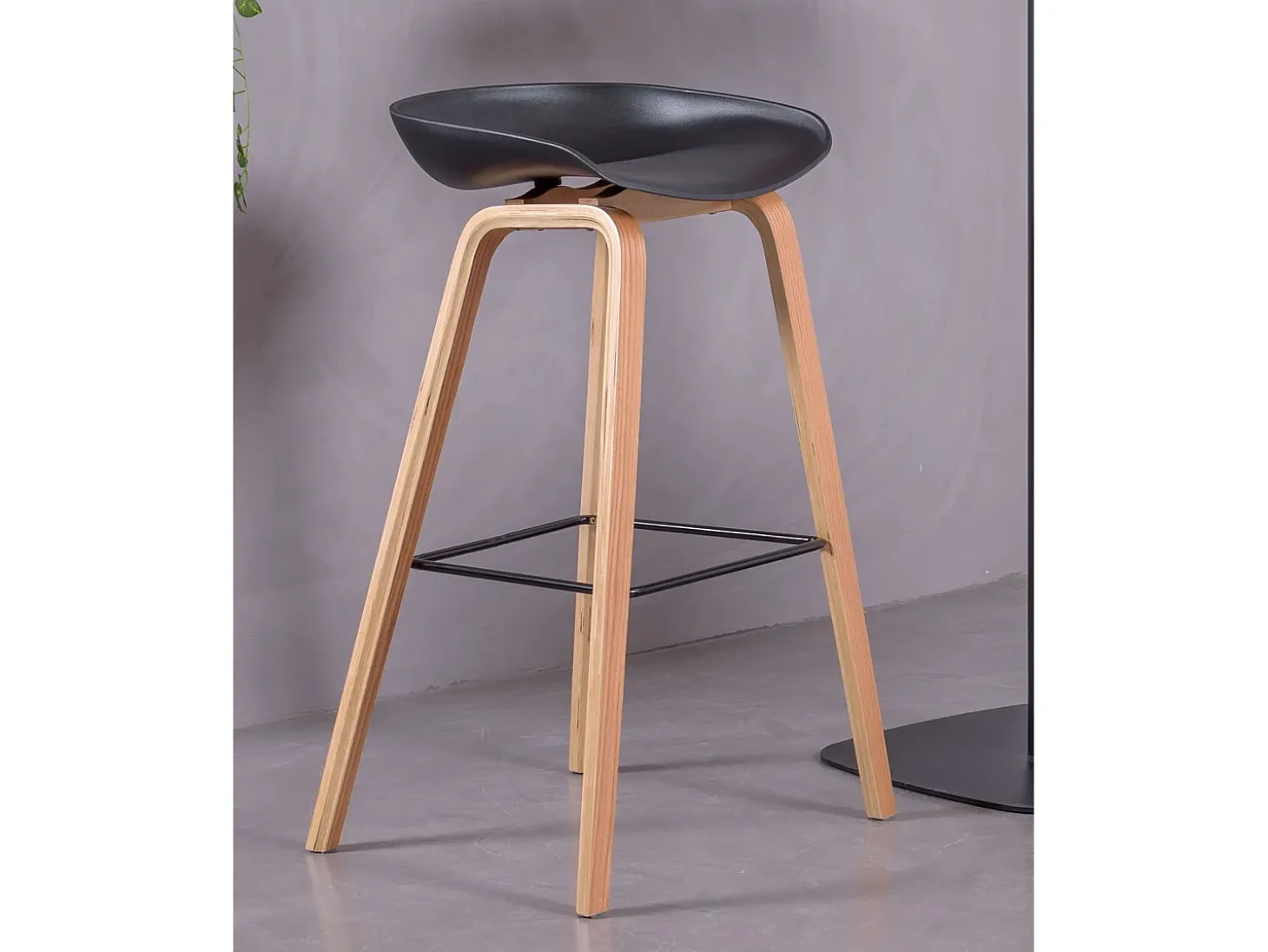 Banqueta nórdica com pés em madeira de faia (75cm) - Daxer - Preto