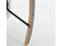Cadeira de baloiço em tecido Teddy branco com apoio de cabeça, estrutura em metal preto 102x70x107cm