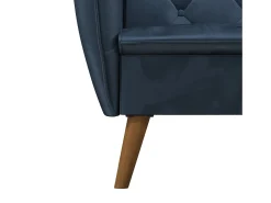 Cadeira decorativa estofada em veludo azul.