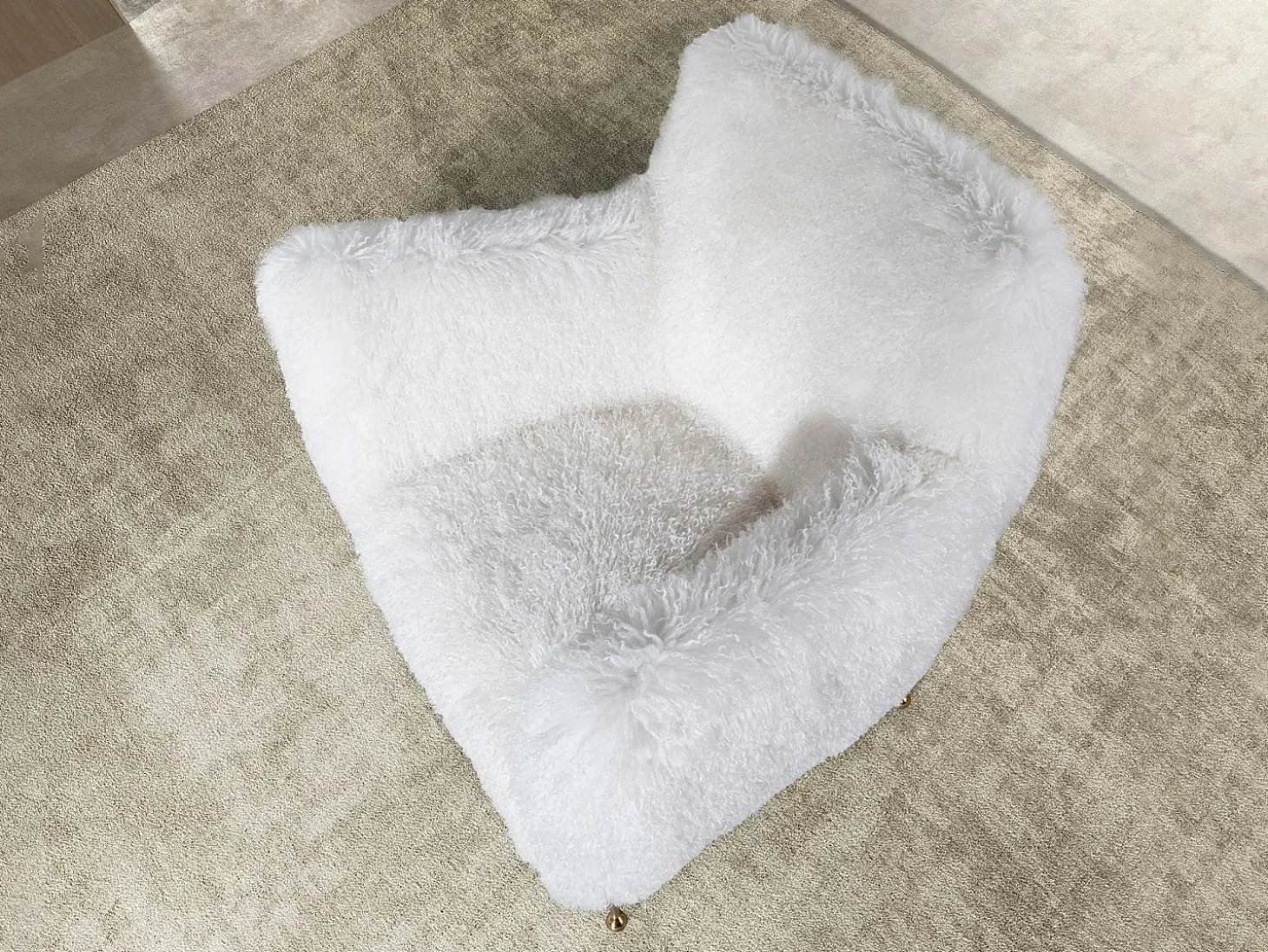 Cadeirão branco em tecido de pelo comprido 5191 ANGEL CERDA