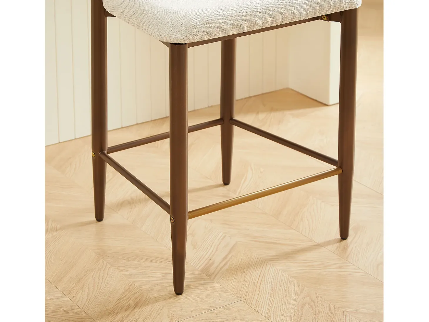Conjunto de 2 bancos de bar, com 94 cm de altura - Estrutura em metal castanho e dourado - Tecido bege