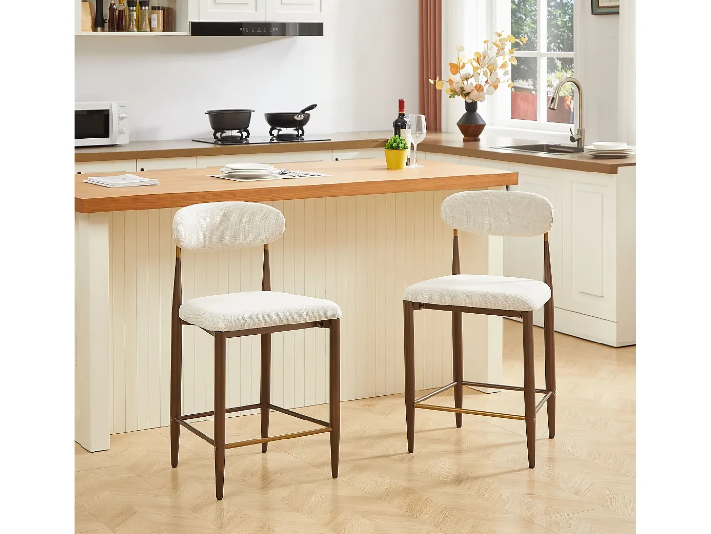 Conjunto de 2 bancos de bar, com 94 cm de altura - Estrutura em metal castanho e dourado - Tecido bege