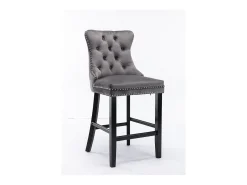 Conjunto de bancos de bar com detalhes rebitados e pés em madeira, acabamento com tachas cromadas, veludo, cinzento