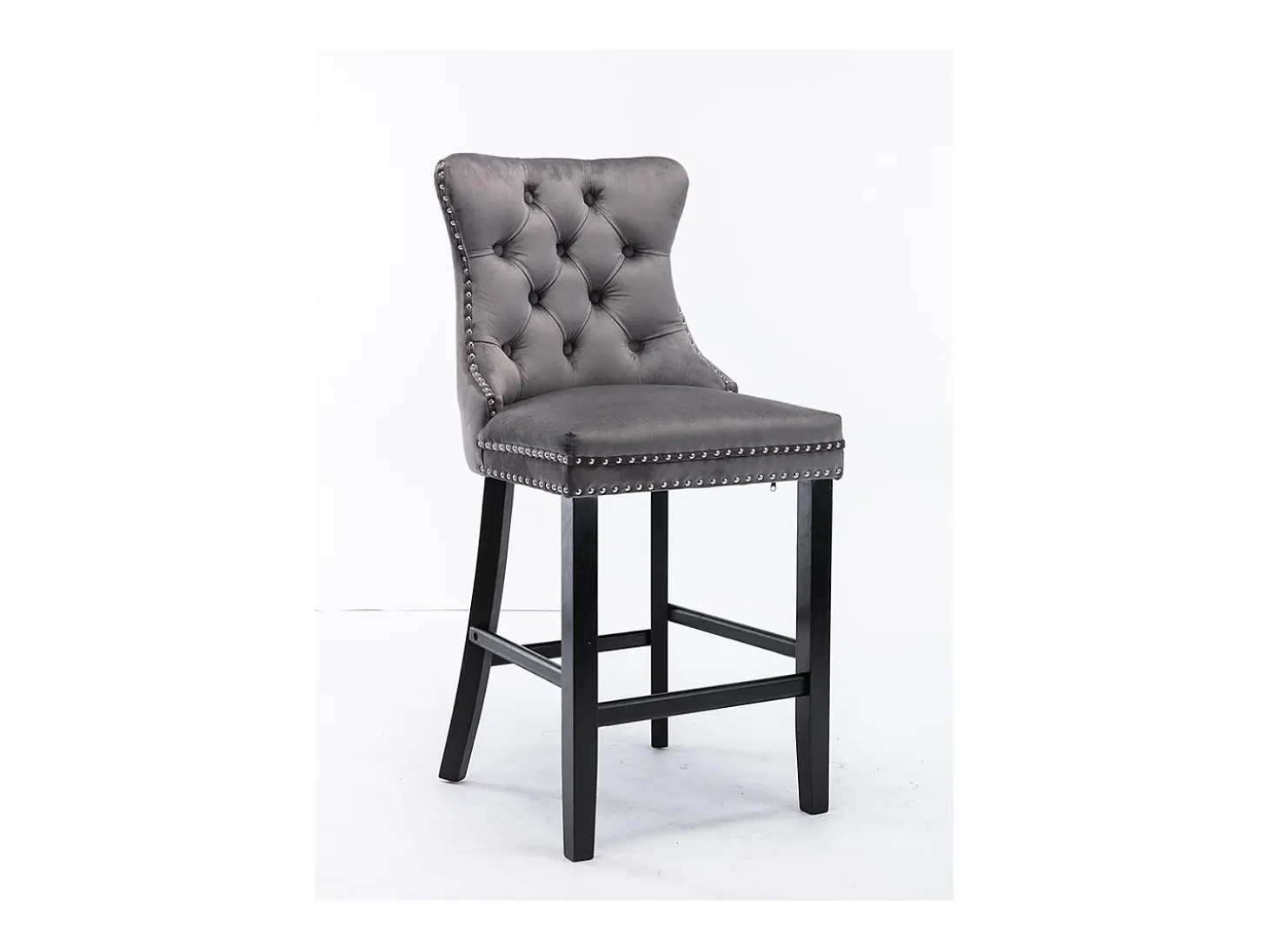 Conjunto de bancos de bar com detalhes rebitados e pés em madeira, acabamento com tachas cromadas, veludo, cinzento