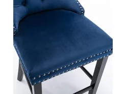 Conjunto de bancos de bar com rebites decorativos e pés em madeira, acabamento cromado com tachas, revestimento em veludo, azul