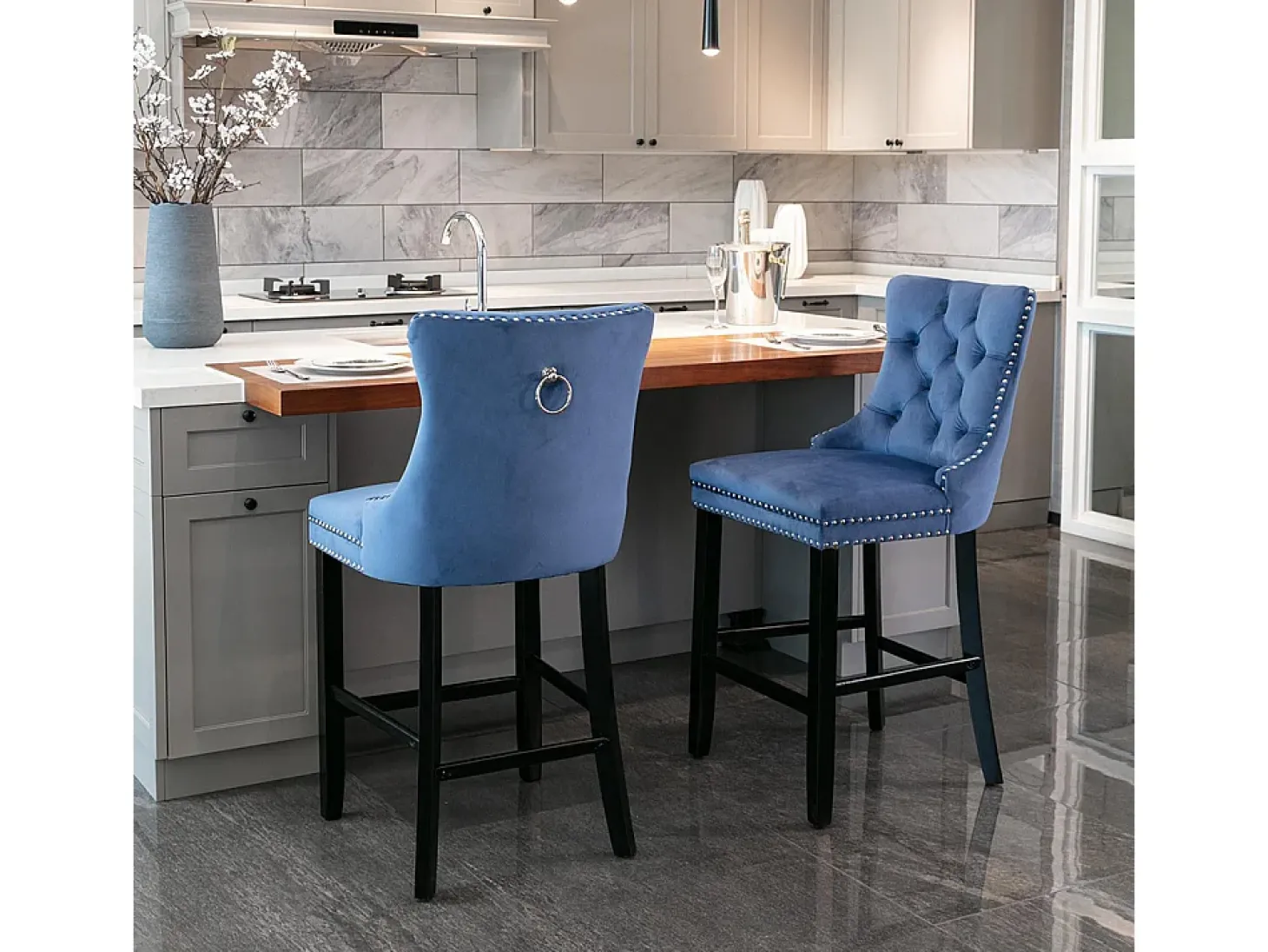 Conjunto de bancos de bar com rebites decorativos e pés em madeira, acabamento cromado com tachas, revestimento em veludo, azul