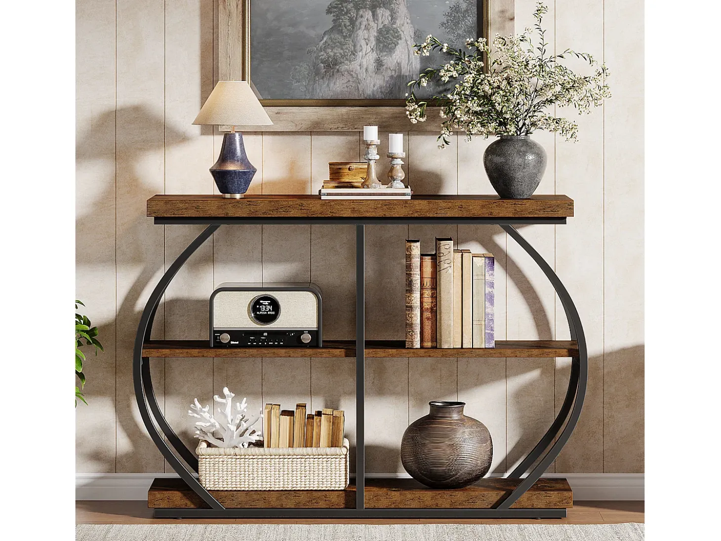 Console industrial de mesa com três níveis, com estrutura de metal arqueada e prateleiras de armazenamento