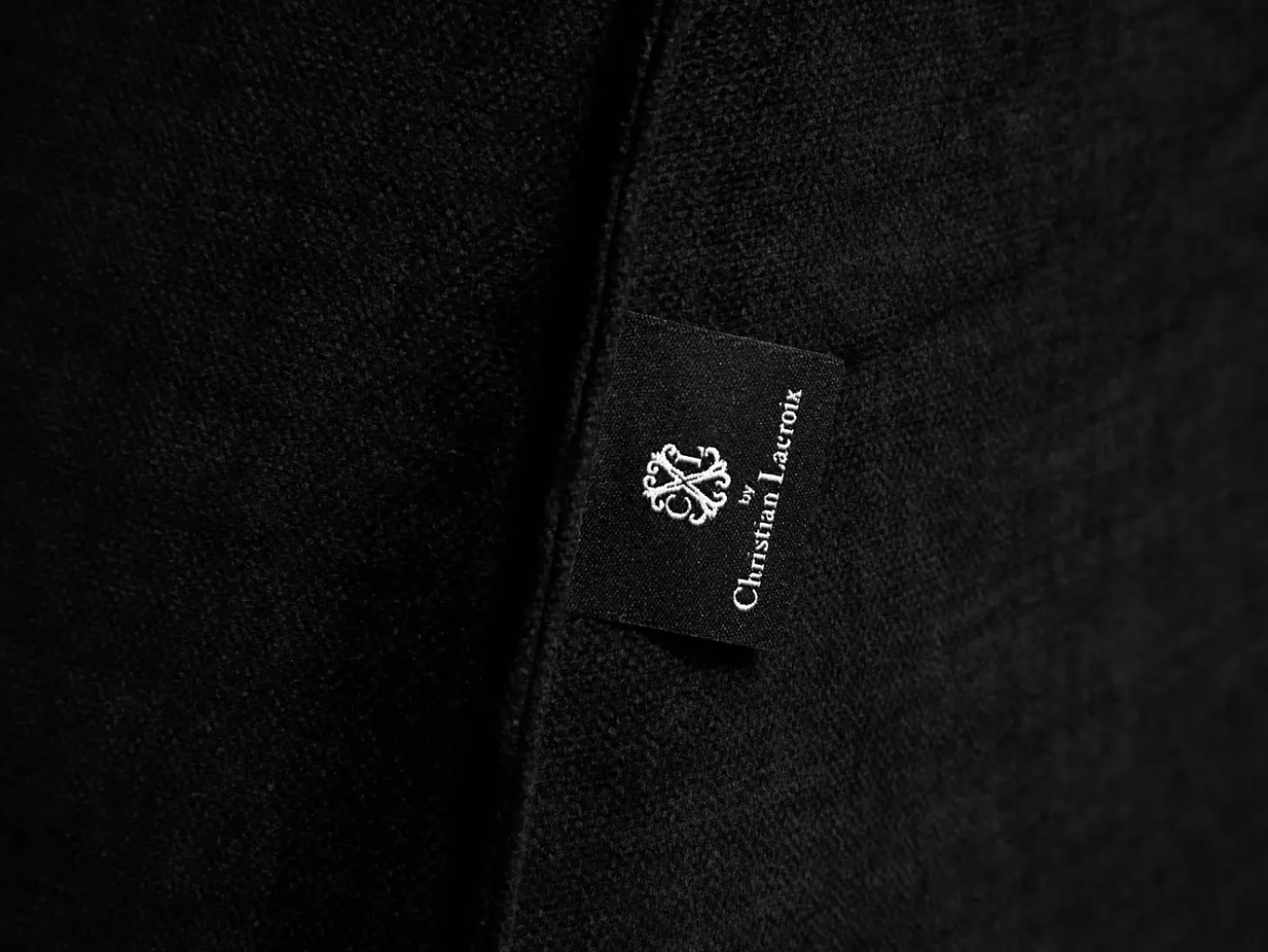 CXL by Christian Lacroix - Sofá "Charles" 4 lugares em veludo preto - 302x93x69cm