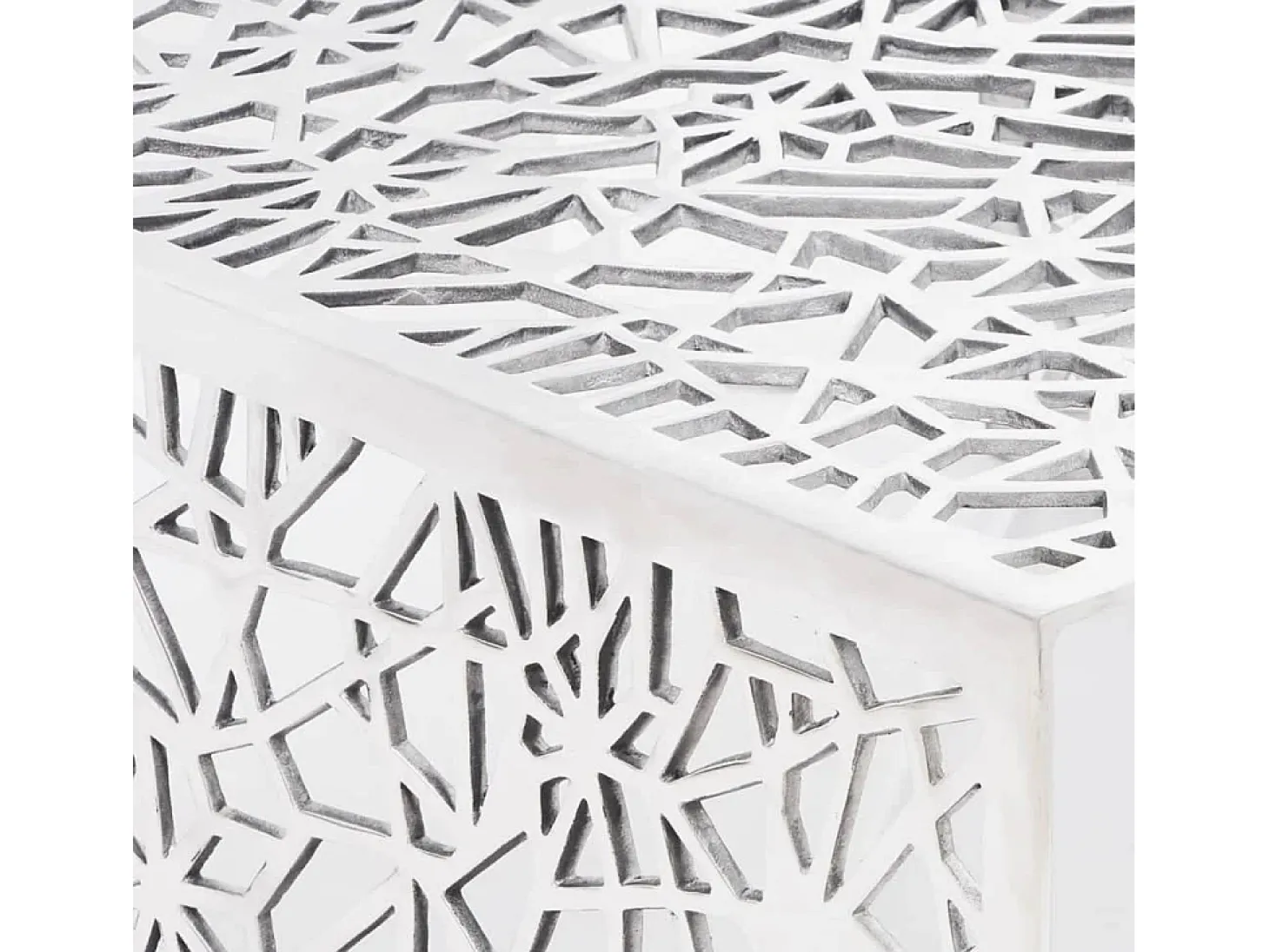 Mesa de centro em alumínio, design aberto e geométrico prateado