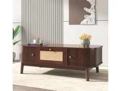 Mesa de centro em rattan com gavetas e portas de correr, pés em madeira maciça, estilo rústico natural.