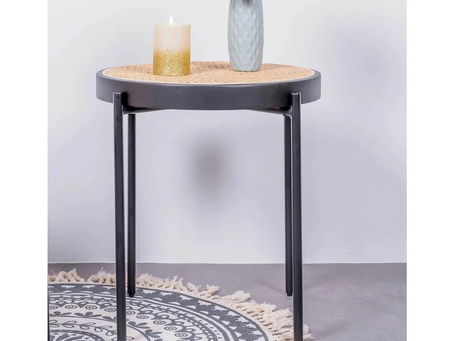 Mesa lateral retrô com detalhes em rattan natural (46cm) - North - Preto