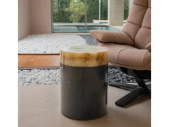Mesa redonda de mármore preto com superfície de ônix branco
