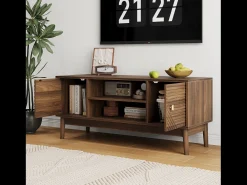 Móvel de TV baixo, 110 x 40 x 48 cm, com portas listradas gravadas e compartimentos de arrumação, em nogueira.