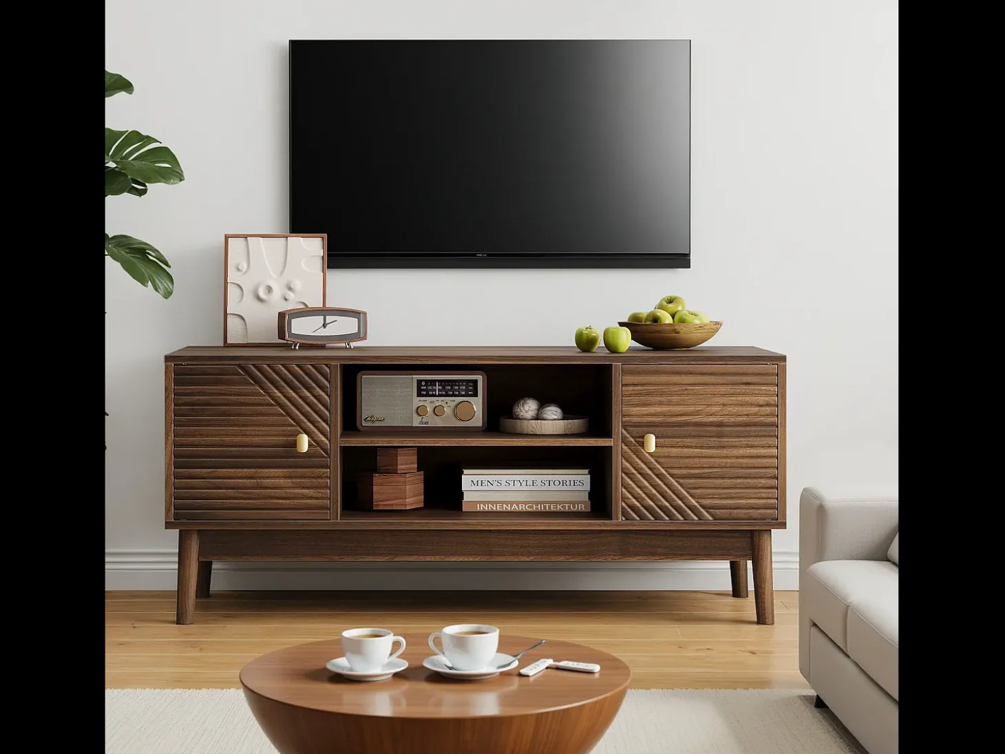 Móvel de TV baixo, 110 x 40 x 48 cm, com portas listradas gravadas e compartimentos de arrumação, em nogueira.
