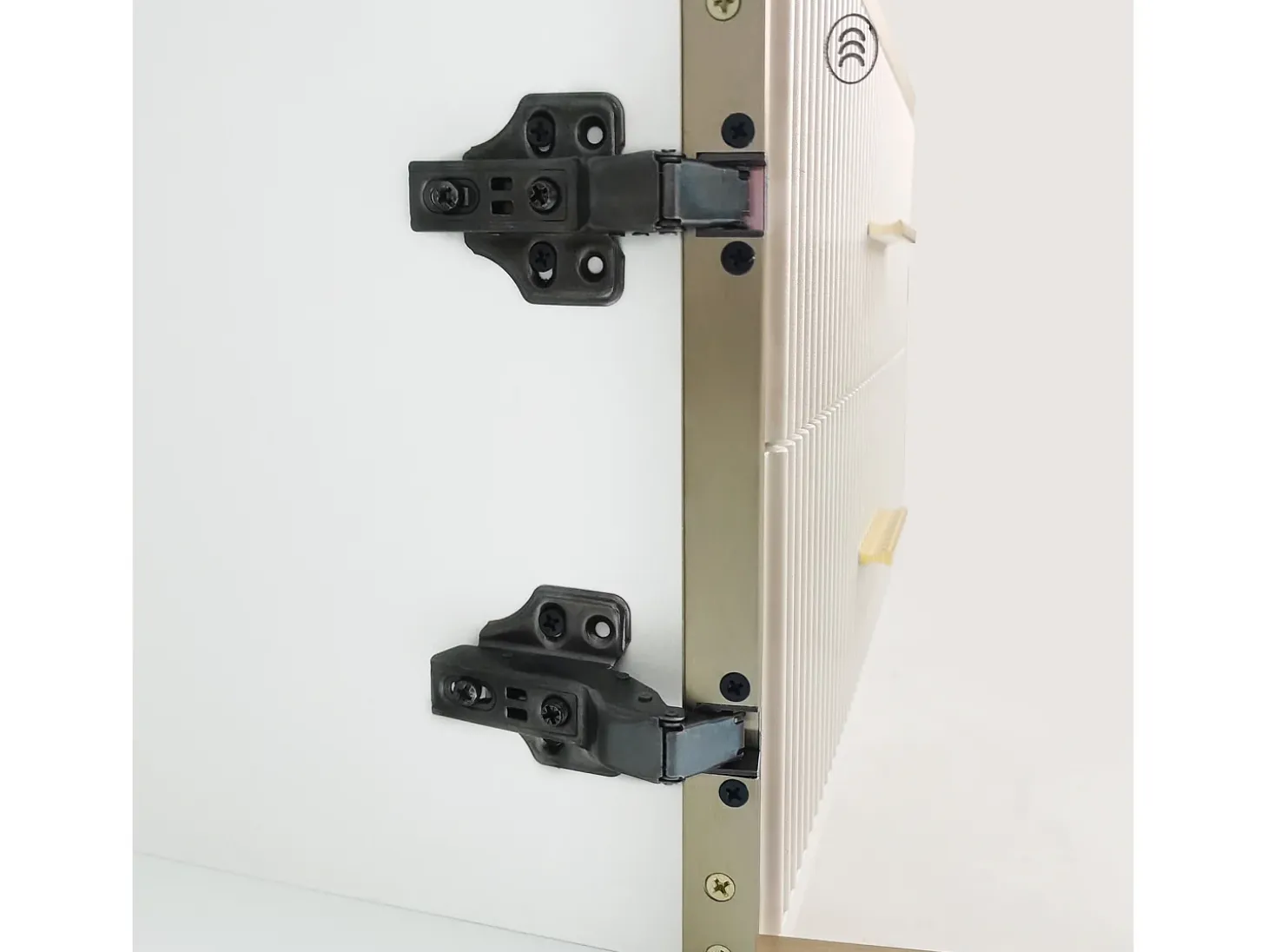 Móvel de TV com 2 portas de vidro temperado marrom e 4 gavetas, tampo em folheado de mármore branco, corpo branco e dourado