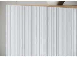 Móvel de TV moderno 190 cm artisan com pés para sala de estar, frentes em MDF brancas com ranhuras, 4 portas basculantes