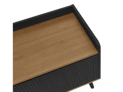 Móvel para TV 160×39×49,5 cm - com 3 portas - acabamento madeirado - pés de madeira maciça - MDF + painel de partículas - preto e natural