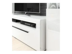 Móvel para TV 140cm coleção BREDA. Cores branco fosco e branco brilhante. Estilo design.