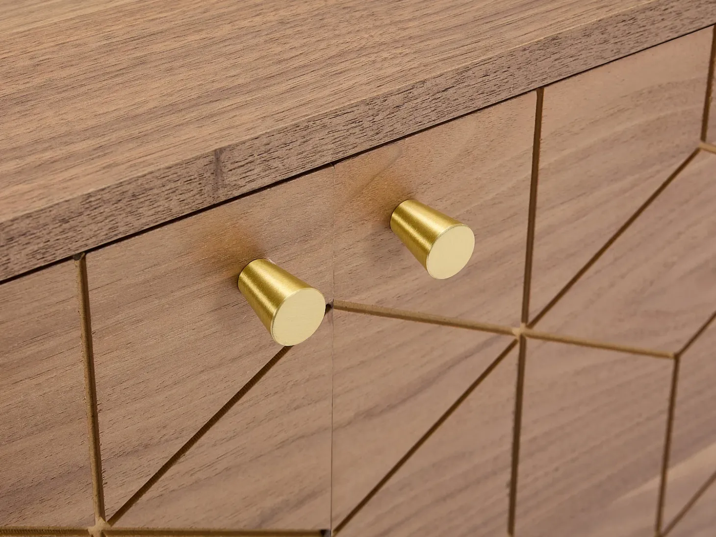 Móvel para TV com 2 portas e 2 prateleiras abertas, folheado a nogueira - Cor natural escura e dourado - PARIOMA