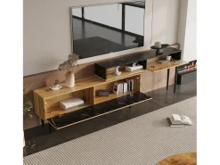 Móvel para TV com 2 portas e 1 nicho, folheado com efeito mármore preto e folheado com padrão de madeira.