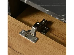 Móvel para TV com 2 portas e 1 nicho, folheado com efeito mármore preto e folheado com padrão de madeira.