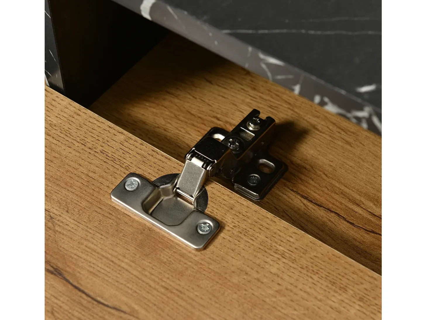 Móvel para TV com 2 portas e 1 nicho, folheado com efeito mármore preto e folheado com padrão de madeira.