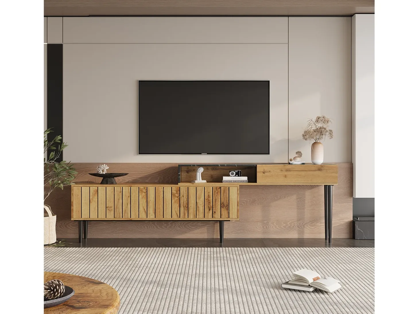 Móvel para TV com 2 portas e 1 nicho, folheado com efeito mármore preto e folheado com padrão de madeira.