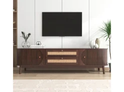 Móvel para TV em madeira natural com portas, gavetas e laterais em rattan.