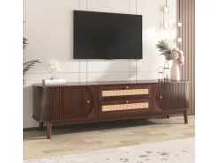 Móvel para TV em madeira natural com portas, gavetas e laterais em rattan.
