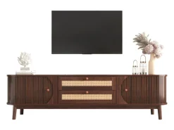 Móvel para TV em madeira natural com portas, gavetas e laterais em rattan.