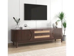 Móvel para TV em madeira natural com portas, gavetas e laterais em rattan.