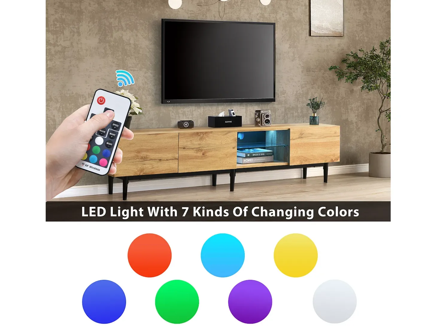 Móvel TV com 3 portas, 2 nichos e LED, corpo em madeira natural clara, pés pretos