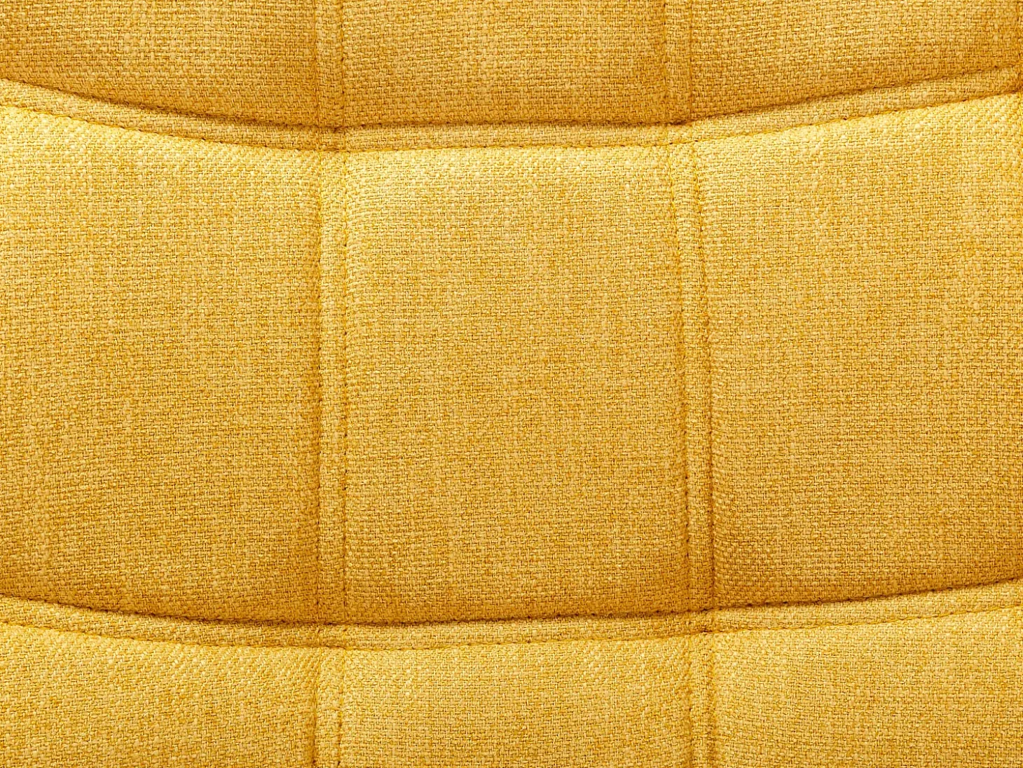 Poltron estilo escandinavo em tecido amarelo mostarda com design capitonê LUOSTO