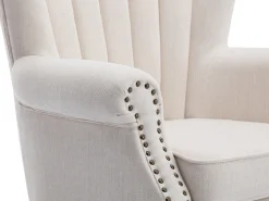 Poltrona BATOUMI em tecido creme com detalhes em tachas e pés de madeira
