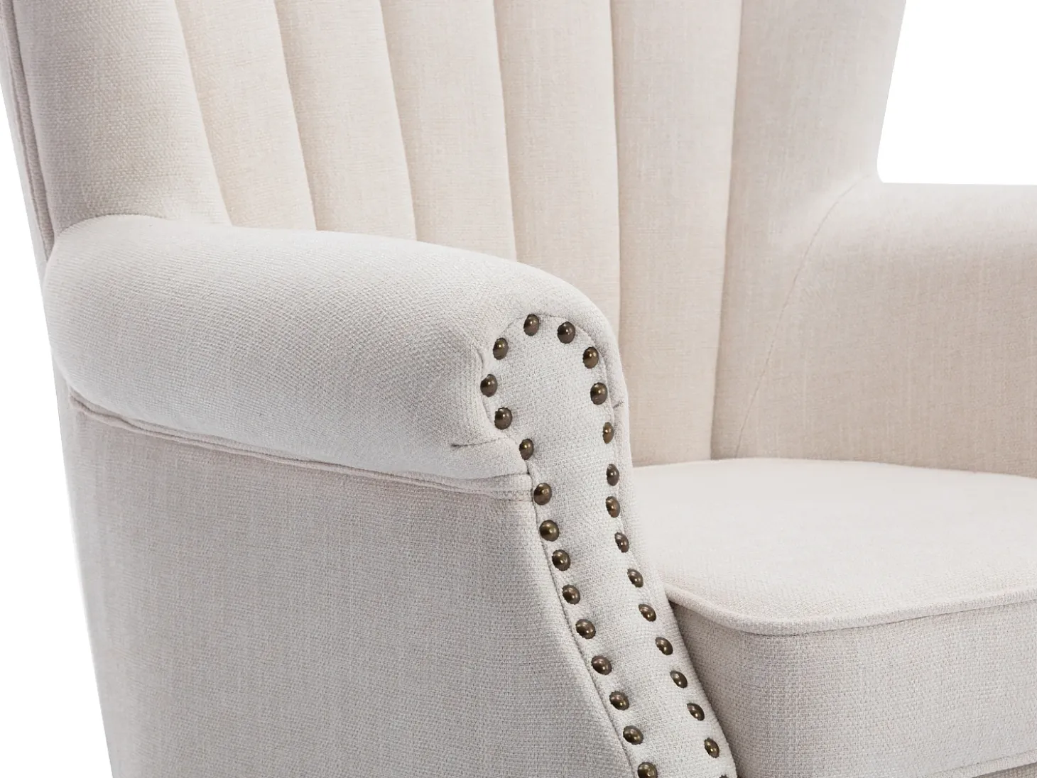Poltrona BATOUMI em tecido creme com detalhes em tachas e pés de madeira