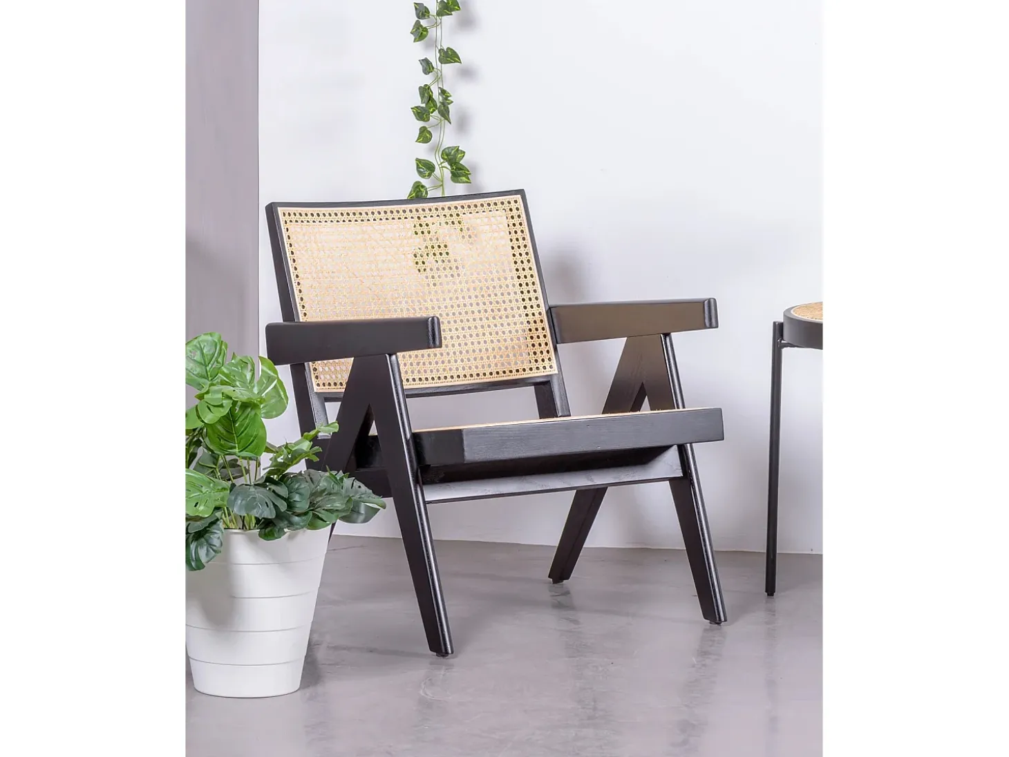 Poltrona clássica com braços em madeira de teca e rattan natural - Compass - Preto