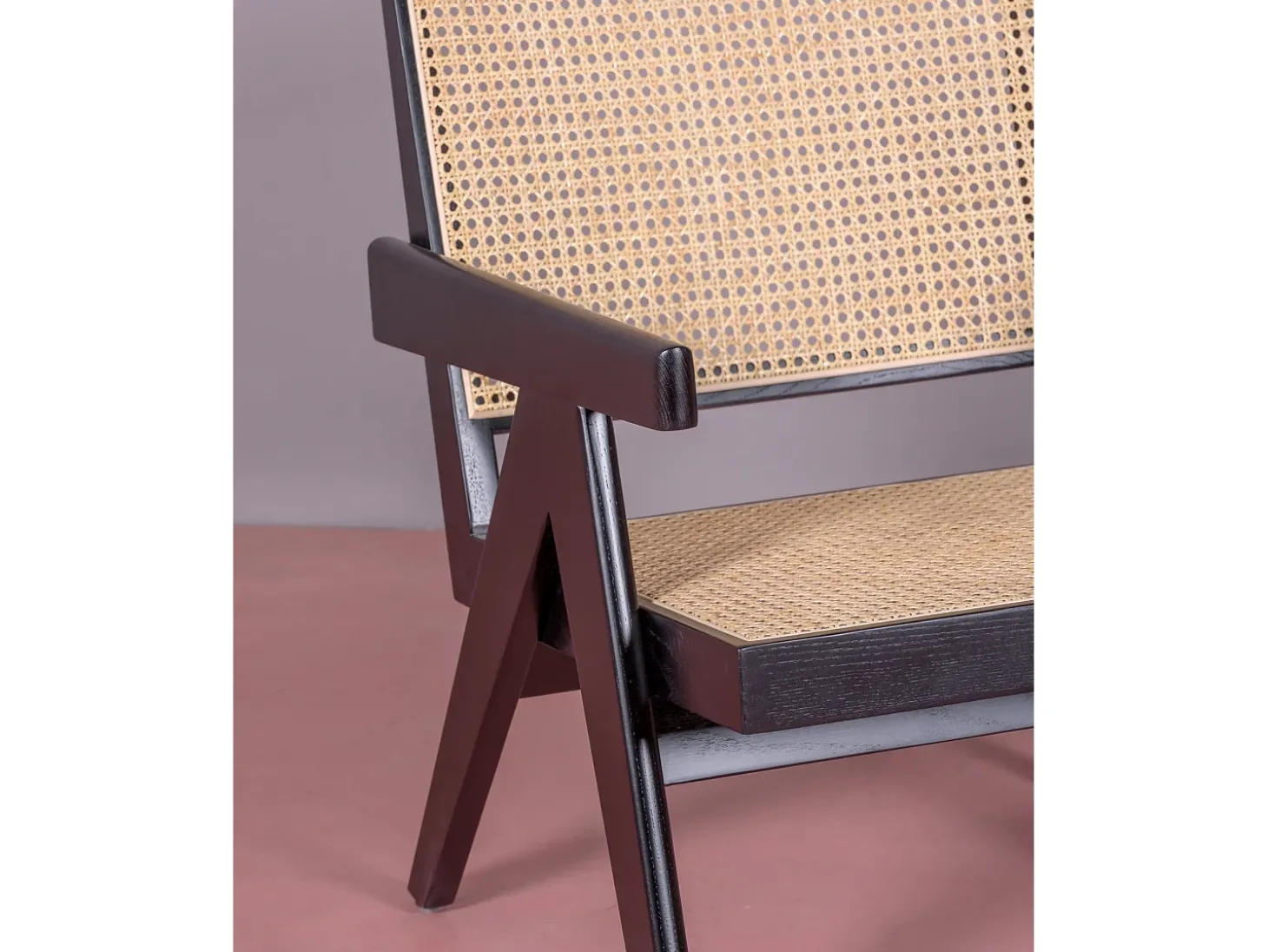 Poltrona clássica com braços em madeira de teca e rattan natural - Compass - Preto