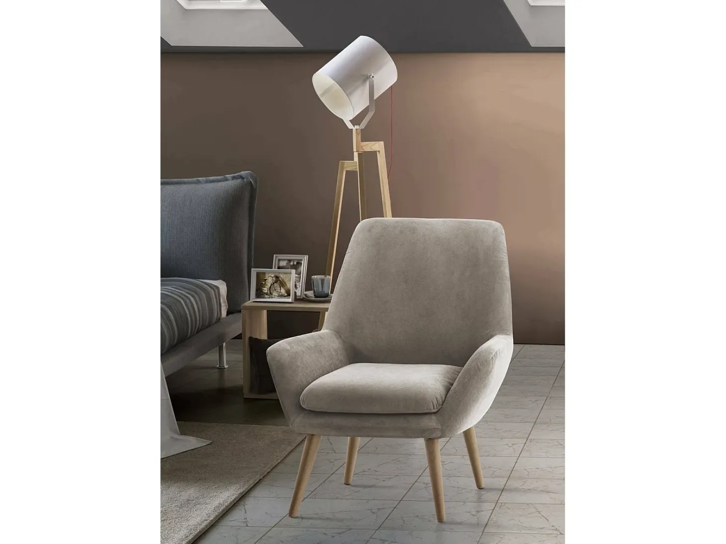Poltrona Dabdall, Poltrona design para sala, 100% Fabricado na Itália, Poltrona relaxante em tecido acolchoado, 80x70h95 cm, Taupe