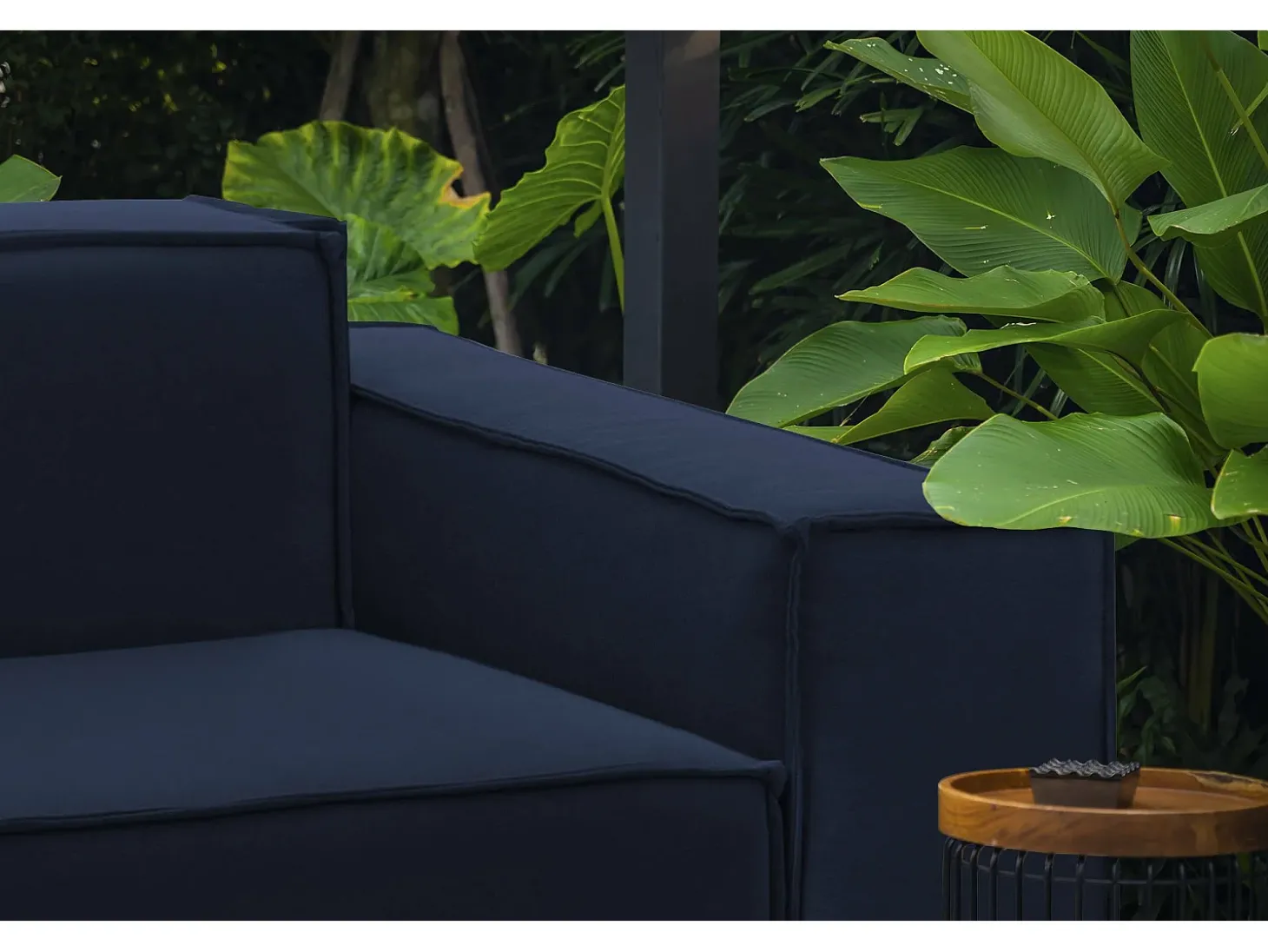 Poltrona Dciurri, Poltrona de sala, 100% Fabricado na Itália, Poltrona relaxante em tecido acolchoado, 140x95h70 cm, Azul