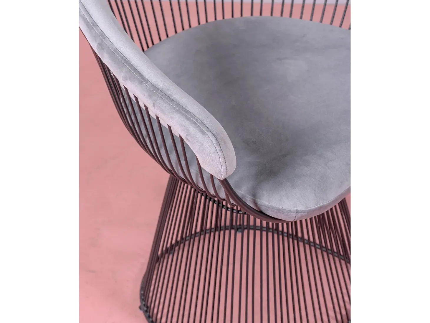 Poltrona de design estofada em veludo e estrutura em aço - Albert - Cinza