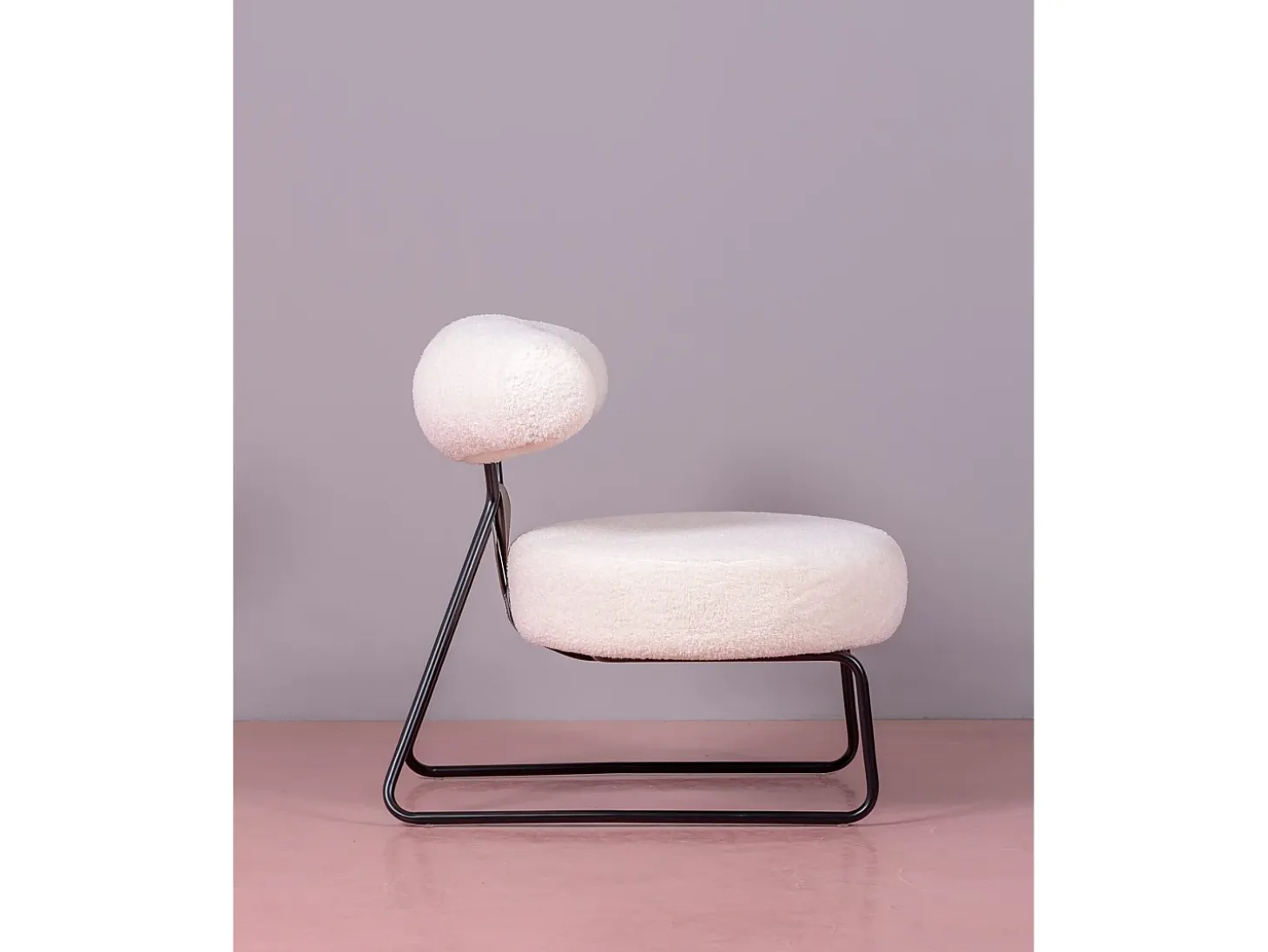 Poltrona de design estofada em bouclé e base em aço - Oxford - Branco