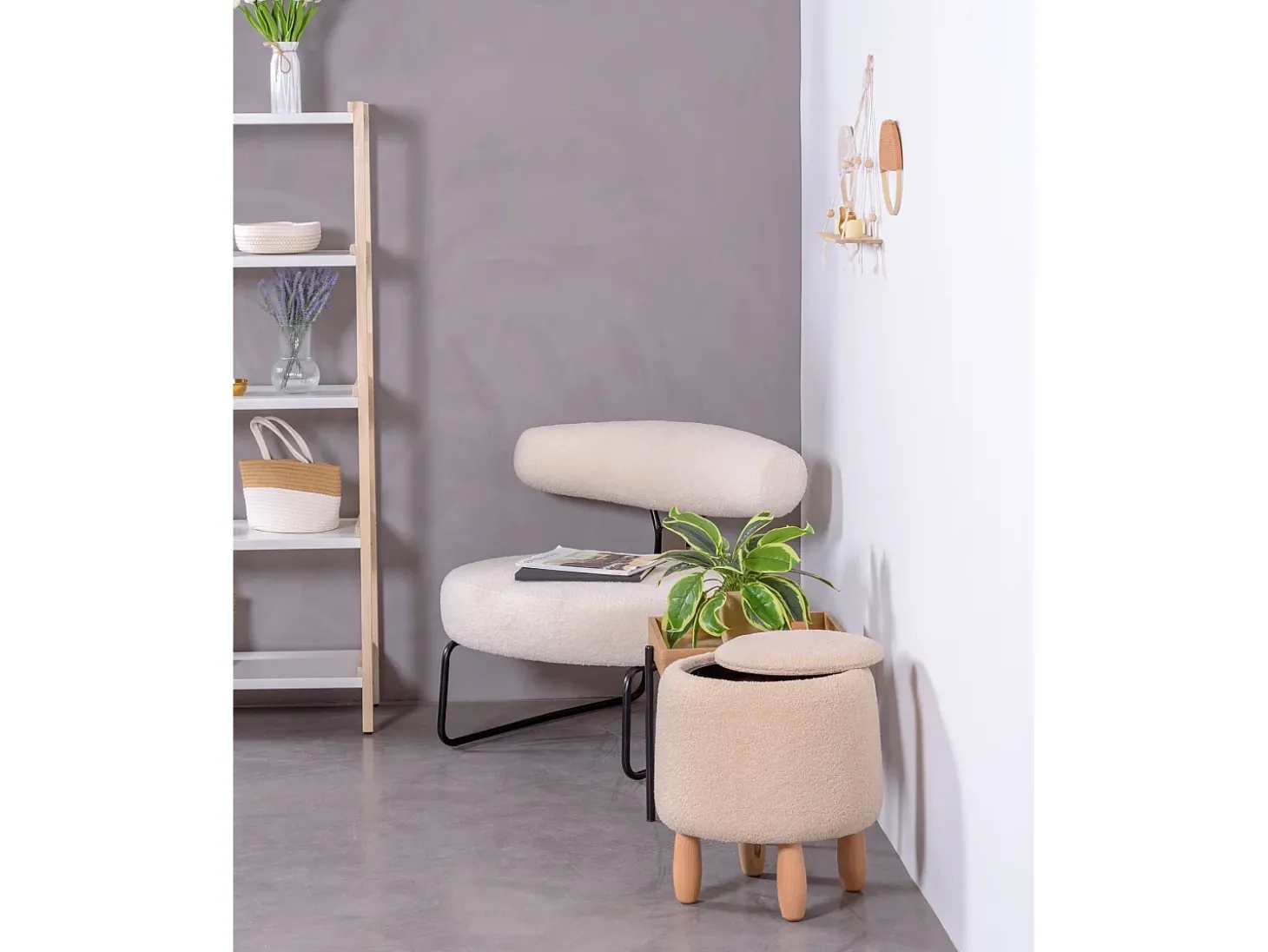 Poltrona de design estofada em bouclé e base em aço - Oxford - Branco