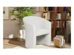 Poltrona de sala confortável em tecido bouclé branco. Coleção KYOTO